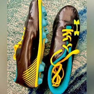 ⚽️ Boys youth Under Armour soccer cleats, good condition.